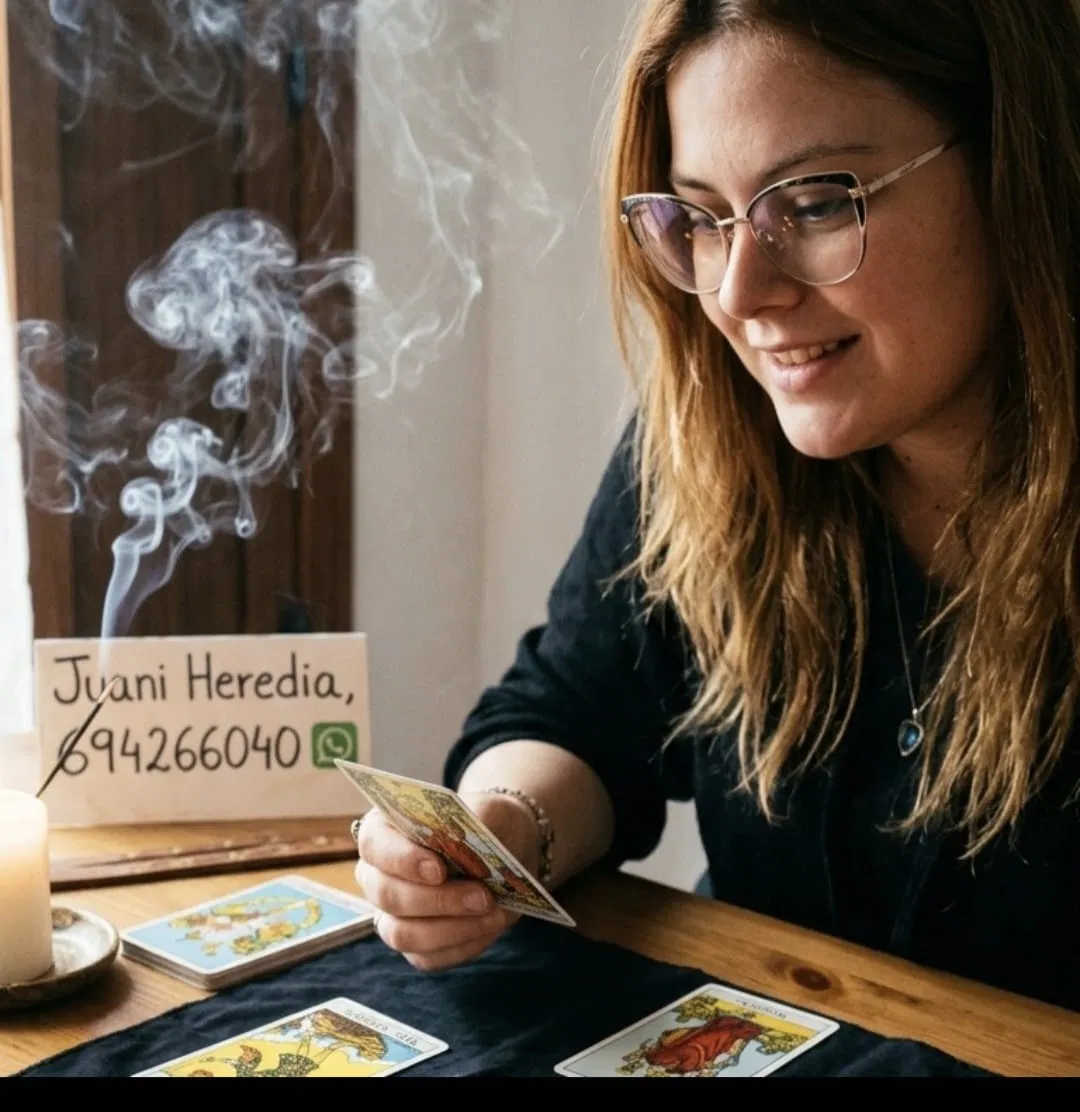 Juani Heredia leyendo el tarot